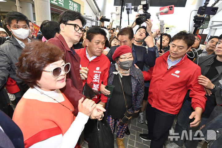 [곡성=뉴시스] 박기웅 기자 = 한동훈 국민의힘 대표가 8일 오전 전남 곡성군 기차마을 전통시장을 방문해 주민들과 사진을 찍고 있다. 한 대표는 이날 10·16 재보궐선거 곡성군수에 출마한 최봉의 후보와 함께 유세를 했다. 2024.10.08. pboxer@newsis.com