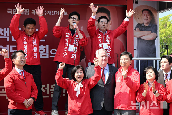 [곡성=뉴시스] 박기웅 기자 = 한동훈 국민의힘 대표가 8일 오전 전남 곡성군 기차마을 전통시장을 방문해 10·16 재보궐선거 곡성군수에 출마한 최봉의 후보 지원 유세를 하고 있다. 2024.10.08. pboxer@newsis.com