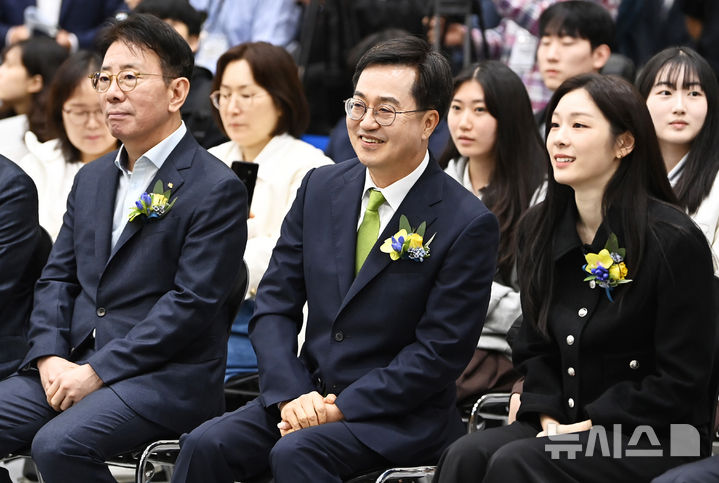 [수원=뉴시스] 김종택 기자 = 김동연 경기도지사와 이재근 KB국민은행장(사진왼쪽), 김연아 KB홍보모델이 8일 경기도 수원시 영통구 수원컨벤션센터에서 열린 '2024 경기도 KB굿잡(JOB) 페스티벌 개막식'에 참석해 있다. 2024.10.08. jtk@newsis.com