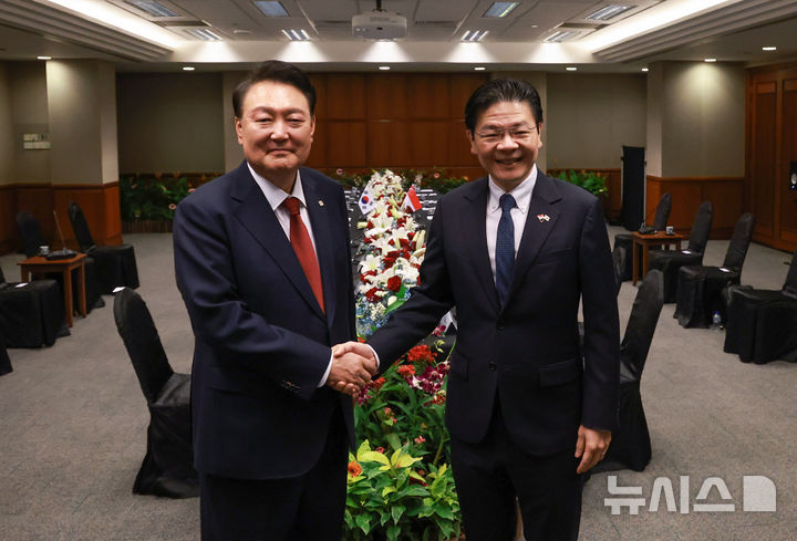 [싱가포르=뉴시스] 최진석 기자 = 싱가포르를 국빈 방문한 윤석열 대통령이 8일(현지시각) 싱가포르 의회에서 로렌스 웡 싱가포르 총리와 한-싱가포르 정상회담에 앞서 기념촬영하고 있다. 2024.10.08. myjs@newsis.com