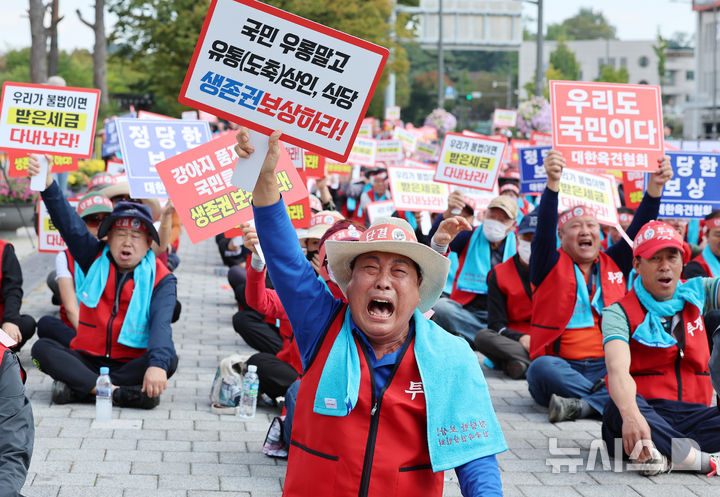 [서울=뉴시스] 이영환 기자 = 8일 오후 서울 용산구 전쟁기념관 앞에서 대한육견협회, 대한육견상인회 등이 주최한 개식용 종사자 보상 정책 규탄대회에서 참석자들이 피켓을 들고 구호를 외치고 있다. 2024.10.08. 20hwan@newsis.com