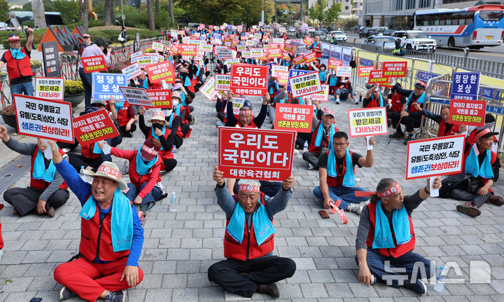 [서울=뉴시스] 이영환 기자 = 8일 오후 서울 용산구 전쟁기념관 앞에서 대한육견협회, 대한육견상인회 등이 주최한 개식용 종사자 보상 정책 규탄대회에서 참석자들이 피켓을 들고 구호를 외치고 있다. 2024.10.08. 20hwan@newsis.com