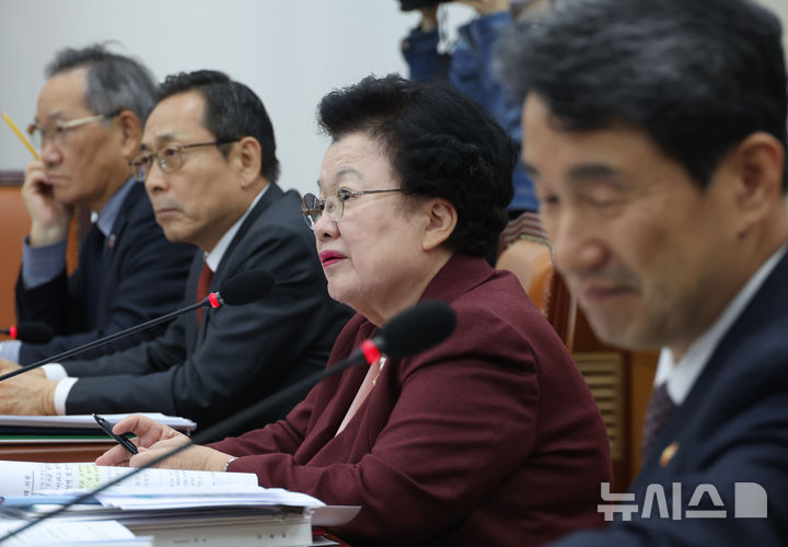 [서울=뉴시스] 고승민 기자 = 이배용(왼쪽 세번째) 국가교육위원장이 8일 서울 여의도 국회에서 열린 교육위원회의 교육부 등 8개 기관 국정감사에서 박성준 더불어민주당 의원 질의에 답하고 있다. 2024.10.08. kkssmm99@newsis.com