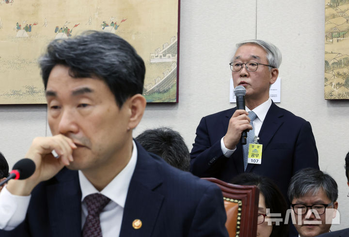 [서울=뉴시스] 고승민 기자 = 안덕선 한국의학교육평가원장이 지난 8일 서울 여의도 국회에서 열린 교육위원회의 교육부 등 8개 기관 국정감사에서 증인 자격으로 출석해 의원 질의에 답하고 있다. 왼쪽은 이주호 사회부총리 겸 교육부 장관. 2024.10.17. kkssmm99@newsis.com