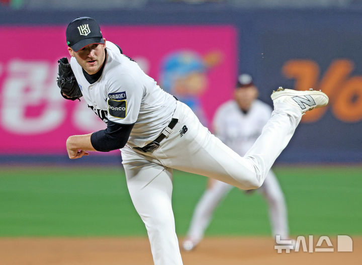 [수원=뉴시스] 김금보 기자 = 8일 경기도 수원케이티위즈파크에서 열린 2024 KBO 포스트시즌 준플레이 오프 3차전 LG 트윈스와 kt 위즈의 경기, 1회초 kt 선발 벤자민이 공을 던지고 있다. 2024.10.08. kgb@newsis.com