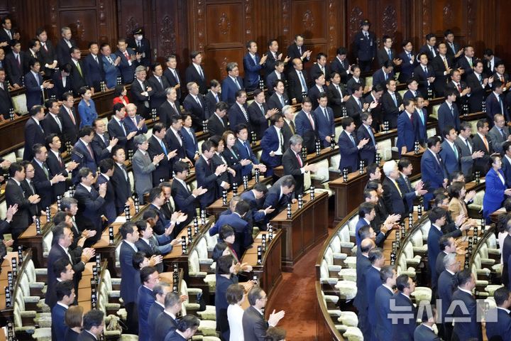 [도쿄=AP/뉴시스] 일본 중의원 의원들이 9일 도쿄 국회의사당에서 열린 본회의에서 해산 선언 후 손뼉 치고 있다. 2024.10.09.