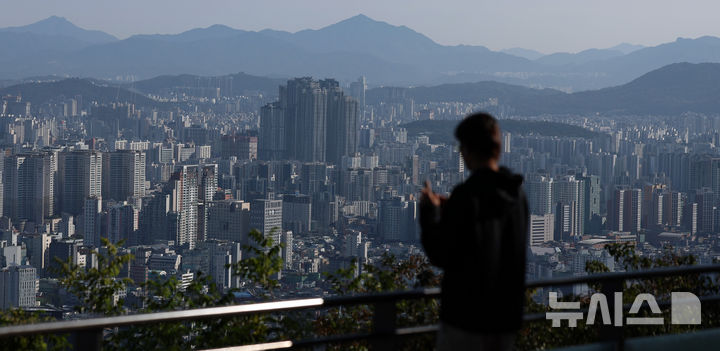 [서울=뉴시스] 이영환 기자 = 9일 오전 서울 용산구 남산공원에서 바라본 서울 시내에 아파트가 보이고 있다. 2024.10.09. 20hwan@newsis.com