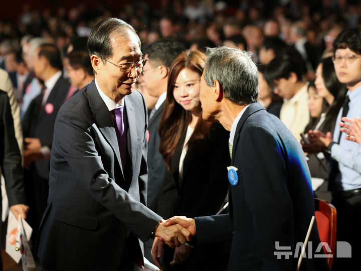 [서울=뉴시스] 배훈식 기자 = 한덕수 국무총리가 9일 오전 서울 종로구 세종문화회관에서 열린 578돌 한글날 경축식 참석자와 악수를 하고 있다. 2024.10.09. dahora83@newsis.com