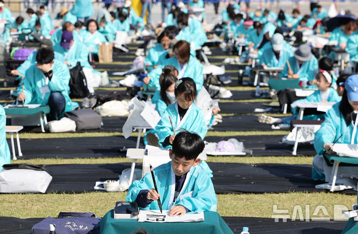 [서울=뉴시스] 황준선 기자 = 제 578회 한글날인 9일 오전 서울 종로구 광화문 광장에서 열린 휘호대회에서 참가자들이 경연을 펼치고 있다. 2024.10.09. hwang@newsis.com