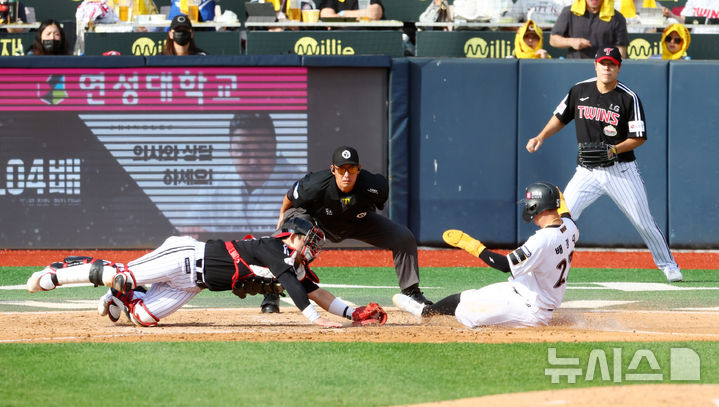 [수원=뉴시스] 전신 기자 = 9일 경기도 수원케이티위즈파크에서 열린 2024 KBO 포스트시즌 준플레이오프 4차전 LG 트윈스와 kt 위즈의 경기에서 4회말 1사 만루 kt 김민혁의 희생플라이 때 3루 주자 배정대가 홈에서 세이프되고 있다. 2024.10.09. photo1006@newsis.com