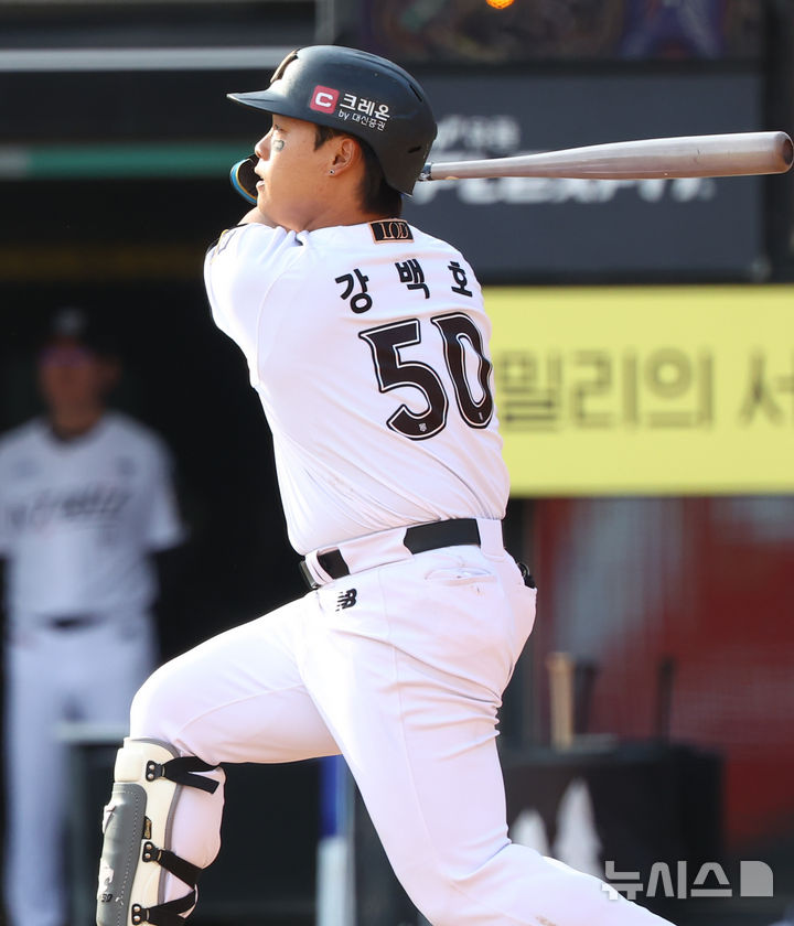 [수원=뉴시스] 황준선 기자 = 9일 경기도 수원케이티위즈파크에서 열린 2024 KBO 포스트시즌 준플레이오프 4차전 LG 트윈스와 kt 위즈의 경기, 5회말 무사 주자없는 상황 kt 강백호가 솔로홈런을 치고 있다. 2024.10.09. hwang@newsis.com