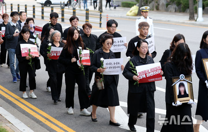 [부천=뉴시스] 김선웅 기자 = 9일 경기 부천시청 앞에 마련된 8.22 부천 호텔 화재참사 합동분향소에서 열린 49일 시민추모제를 마친 유족, 시민들이 유명을 달리한 희생자들을 추모하기 위해 참사 현장으로 행진하고 있다. 2024.10.09. mangusta@newsis.com