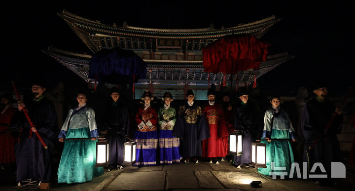 [서울=뉴시스] 김선웅 기자 = 9일 서울 종로구 경복궁에서 열린 궁중문화축전에서 '왕가의 산책' 궁중복식 퍼레이드가 펼쳐지고 있다. 국가유산청 궁능유적본부와 국가유산진흥원은 9일부터 13일까지 서울 4대 고궁(경복궁·창덕궁·창경궁·덕수궁)에서 2024 가을 궁중문화축전을 개최한다. 올해로 10주년을 맞은 궁중문화축전은 고궁에서 다양한 전통문화를 즐길 수 있는 국내 최대 문화유산 축제다. 2024.10.09. mangusta@newsis.com