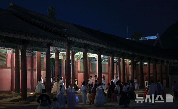 [서울=뉴시스] 김선웅 기자 = 9일 서울 종로구 경복궁에서 열린 궁중문화축전에 참여한 시민들이 한복을 입고 경복궁의 야경을 관람하고 있다. 국가유산청 궁능유적본부와 국가유산진흥원은 9일부터 13일까지 서울 4대 고궁(경복궁·창덕궁·창경궁·덕수궁)에서 2024 가을 궁중문화축전을 개최한다. 올해로 10주년을 맞은 궁중문화축전은 고궁에서 다양한 전통문화를 즐길 수 있는 국내 최대 문화유산 축제다. 2024.10.09. mangusta@newsis.com