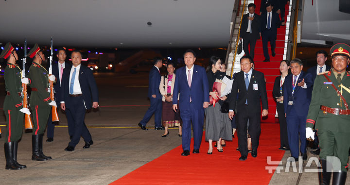 [비엔티안=뉴시스] 최진석 기자 = 아세안(ASEAN·동남아시아국가연합) 정상회의 참석차 라오스를 방문한 윤석열 대통령과 부인 김건희 여사가 9일(현지시각) 비엔티안 왓타이 국제공항에 도착해 차량으로 향하고 있다. 2024.10.09. myjs@newsis.com