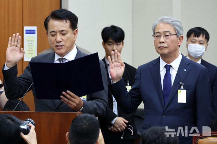 [서울=뉴시스] 조성우 기자 = 임종룡(오른쪽) 우리금융그룹 회장과 정길호 OK저축은행 대표이사가 10일 오후 서울 여의도 국회에서 열린 정무위원회의 금융위원회, 한국산업은행, 중소기업은행에 대한 국정감사에서 증인선서를 하고 있다. 2024.10.10. xconfind@newsis.com