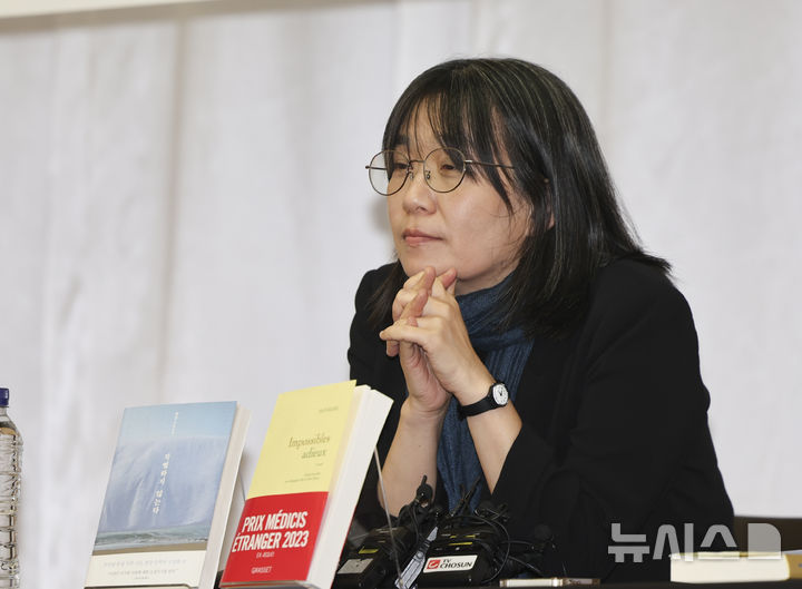 [서울=뉴시스] 소설가 한강이 10일(현지시각) 한국인 최초로 노벨 문학상을 받은 가운데 외신들이 K-컬처의 세계적 영향력이 커지는 중에 나온 깜짝쇼라는 평가를 내놨다. 사진은 지난해 11월 서울 양천구 한국방송회관에서 열린 기자간담회에 참석한 한강 작가. 2024.10.11. photo@newsis.com