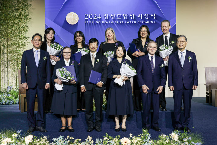 [서울=뉴시스]삼성호암상 수상자들과 행사 참석자들이 5월31일 서울신라호텔 다이너스티홀에서 열린 '2024 삼성호암상 시상식'에서 기념 촬영을 하고 있다. (앞줄 왼쪽부터) 이재용 삼성전자 회장, 사회봉사상 제라딘 라이언 아일랜드 성골롬반외방선교수녀회 수녀, 의학상 피터 박 하버드의대 교수 부부, 랜디 셰크먼 UC버클리 교수, 김황식 호암재단 이사장. (뒷줄 왼쪽부터) 공학상 이수인 워싱턴대 교수, 예술상 한강 소설가, 과학상 물리·수학부문 킴벌리 브릭먼 미국 국립표준기술연구소 연구원(고 남세우 미 국립표준기술연구소 연구원 대리 수상, 배우자), 과학상 화학·생명과학부문 혜란 다윈 뉴욕대 교수 부부. (사진 = 호암재단) 2024.10.11. photo@newsis.com *재판매 및 DB 금지