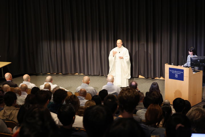 [뉴헤이븐=뉴시스] 10일(현지시간) 미국 코네티컷주 뉴헤이븐에 있는 예일대 루스홀에서 특별 강연을 하는 대한불교조계종 총무원장 진우스님 (사진=대한불교조계종 제공) 2024.10.11. photo@newsis.com *재판매 및 DB 금지