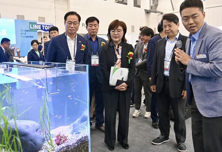 [안동=뉴시스] 양금희 경북도 경제부지사 등이 11일 대구엑스코에서 개막된 '2024 해양수산엑프로' 현장을 둘러보고 있다. (사진=경북도 제공) 2024.10.11. photo@newsis.com *재판매 및 DB 금지