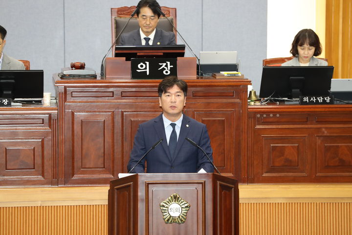 [울산=뉴시스] 11일 오후 울산 남구의회 본회의장에서 제265회 임시회 제1차 본회의가 개최된 가운데 박영수 의원이 선암호수공원 오토캠핑장 조성을 위한 제언이라는 주제로 5분 자유발언을 하고 있다. (사진=울산 남구의회 제공) 2024.10.11. photo@newsis.com *재판매 및 DB 금지