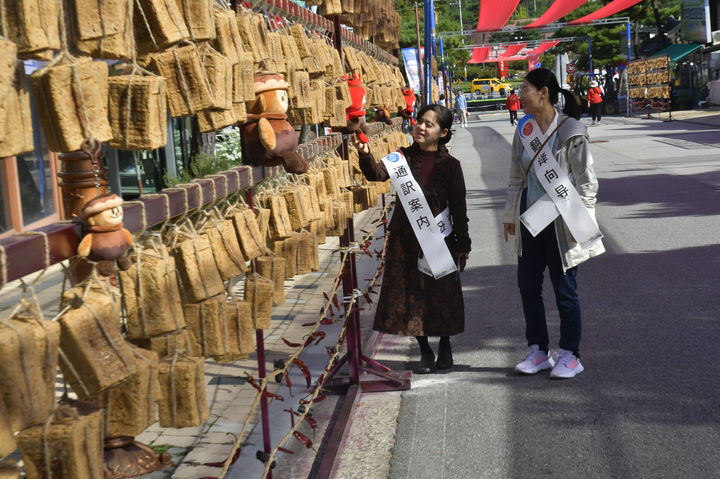 [순창=뉴시스] 김종효 기자 = 11일 전북 순창 고추장민속마을 거리에서 열린 '제19회 순창장류축제'에서 관광객들이 전시된 메주를 살펴보고 있다. (사진=순창군청 제공) 2024.10.11. photo@newsis.com *재판매 및 DB 금지