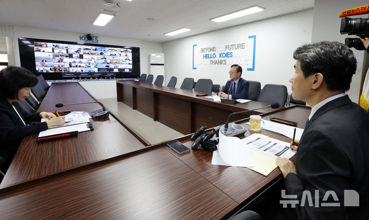 [서울=뉴시스] 이영환 기자 = 이주호 사회부총리 겸 교육부 장관이 11일 오전 서울 영등포구 한국교육시설안전원에서 비대면 영상회의로 진행된 의과대학 운영 대학 총장 간담회에서 발언을 하고 있다. 2024.10.11. 20hwan@newsis.com