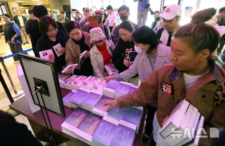 [서울=뉴시스] 추상철 기자 = 11일 오전 서울 종로구 교보문고 광화문점에서 시민들이 노벨 문학상을 수상한 소설가 한강의 책을 고르고 있다. 2024.10.11. scchoo@newsis.com