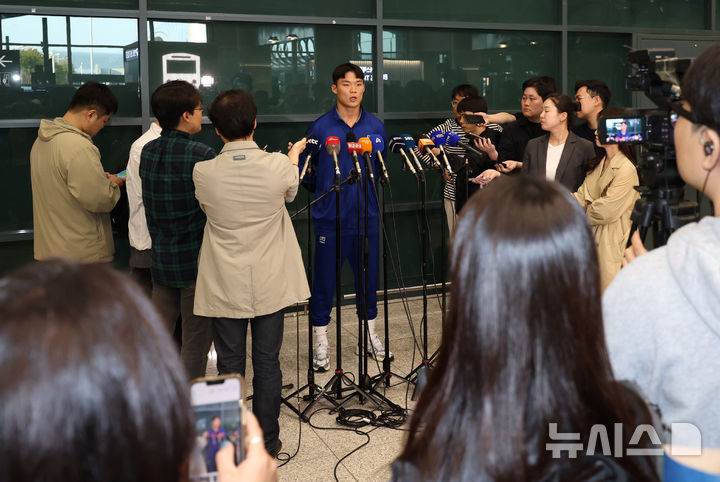 [인천공항=뉴시스] 이영환 기자 = 요르단 원정에서 승리를 거둔 대한민국 축구국가대표팀 오현규가 11일 오후 인천국제공항 제1여객터미널을 통해 귀국해 인터뷰를 하고 있다. 2024.10.11. 20hwan@newsis.com