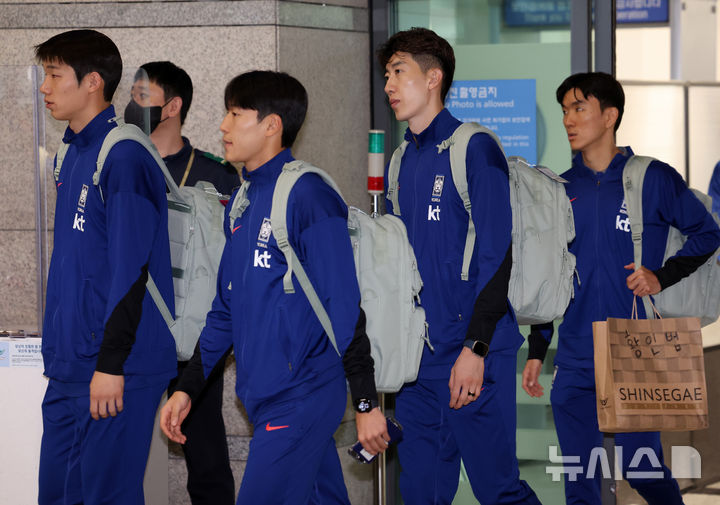 [인천공항=뉴시스] 이영환 기자 = 요르단 원정에서 승리를 거둔 대한민국 축구국가대표팀 조현우, 황인범 등 선수들이 11일 오후 인천국제공항 제1여객터미널을 통해 귀국하고 있다. 2024.10.11. 20hwan@newsis.com