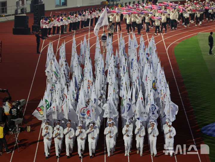 [김해=뉴시스] 김명년 기자 = 11일 오후 경남 김해종합운동장에서 열린 제105회 전국체육대회 개막식에서 선수단이 입장하고 있다. 2024.10.11. kmn@newsis.com