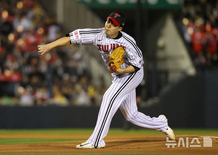 [서울=뉴시스] 김선웅 기자 = 11일 서울 송파구 잠실야구장에서 열린 2024 KBO 포스트시즌 준플레이오프 5차전 kt 위즈와 LG 트윈스의 경기에서 LG 선발투수 임찬규가 역투하고 있다. 2024.10.11. mangusta@newsis.com