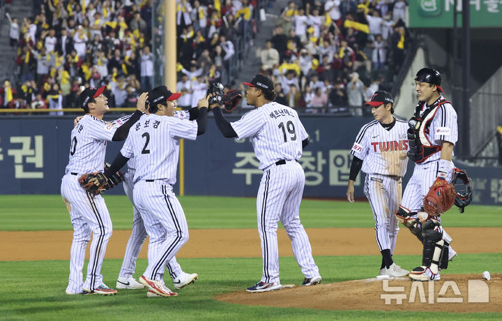 [서울=뉴시스] 김금보 기자 = 11일 서울 송파구 잠실야구장에서 열린 2024 KBO 포스트시즌 준플레이오프 5차전 kt 위즈와 LG 트윈스의 경기에서 4-1로 승리한 LG 선수들이 플레이오프 진출에 기뻐하고 있다. 2024.10.11. kgb@newsis.com