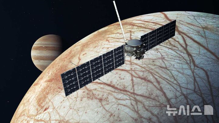 [AP/뉴시스] 미 항공우주국(NASA·나사)는 14일(현지시각) 목성 위성 유로파에 생명체가 살 수 있는지 조사하기 위한 우주선 '유로파 클리퍼'를 발사했다. 이미지는 나사가 제공한 그림으로, 왼쪽 목성을 배경으로 유로파 상공에 '유로파 클리퍼' 우주선이 묘사돼 있다. 2024.10.15. 