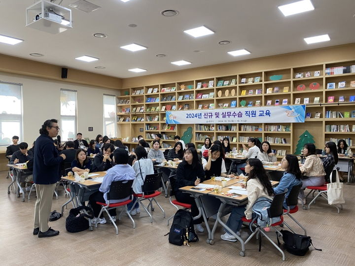 [밀양=뉴시스] 안지율 기자 = 신규 및 실무 수습 직원 공직 적응 교육을 하고 있다. (사진=밀양시 제공) 2024.10.12. photo@newsis.com *재판매 및 DB 금지