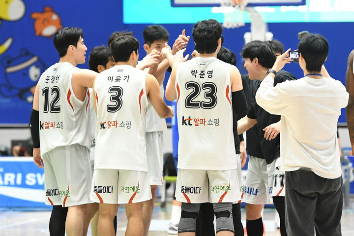 [서울=뉴시스] 프로농구 수원 KT 선수단. (사진=KBL 제공) *재판매 및 DB 금지