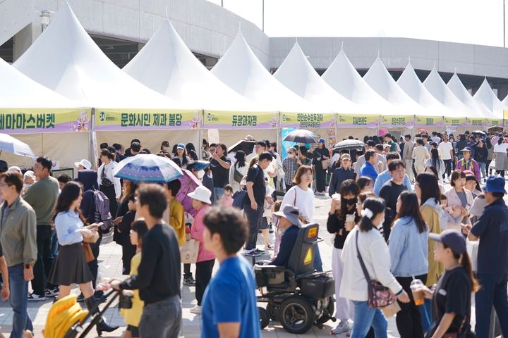 [천안=뉴시스] 12일 '2024 빵빵데이 천안'이 천안종합운동장에서 열리고 있다. (사진=천안시 제공) *재판매 및 DB 금지