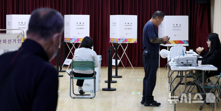 [서울=뉴시스] 추상철 기자 = 서울시교육감 보궐선거 사전투표 둘째날인 12일 오전 서울 숭인1동 주민센터에 마련된 사전투표소에서 유권자가 소중한 한표를 행사하고 있다. 2024.10.12. scchoo@newsis.com