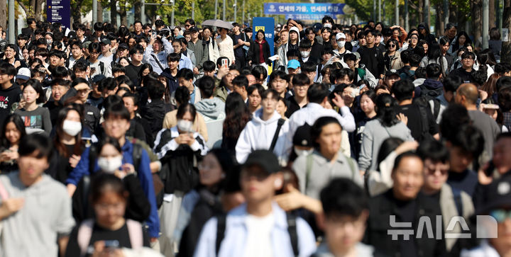 [서울=뉴시스] 추상철 기자 = 지난 12일 오전 서울 서대문구 연세대학교에서 수험생들이 수시모집 논술 시험을 마친 후 시험장을 나서는 모습. 사진은 기사 내용과 무관함. 2024.10.30. scchoo@newsis.com