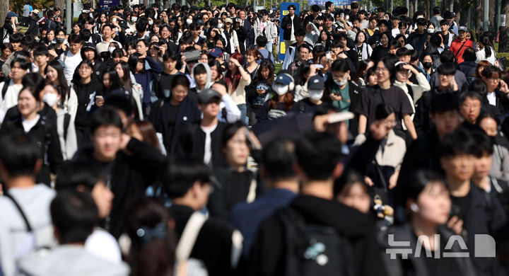 [서울=뉴시스] 추상철 기자 = 12일 오전 서울 서대문구 연세대학교에서 수험생들이 수시모집 논술 시험을 마친 후 시험장을 나서고 있다. 2024.10.12. scchoo@newsis.com