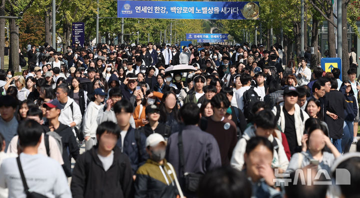 [서울=뉴시스] 추상철 기자 = 지난 12일 오전 서울 서대문구 연세대학교에서 수험생들이 수시모집 논술 시험을 마친 후 시험장을 나서고 있다. 2024.10.12. scchoo@newsis.com