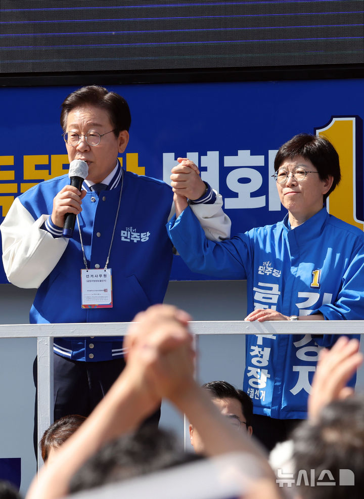 [부산=뉴시스] 하경민 기자 = 이재명 더불어민주당 대표가 12일 부산 금정구 스포원을 방문, 유세차량에 올라 나들이 나온 시민들에게 김경지 금정구청장 보궐선거 후보의 지지를 호소하고 있다. 2024.10.12. yulnetphoto@newsis.com