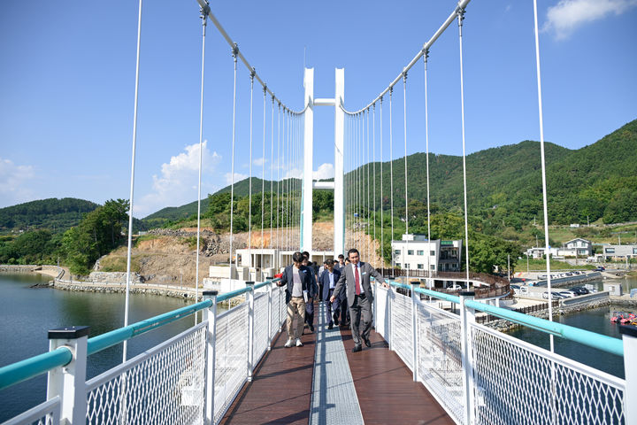 [거제=뉴시스] 신정철 기자= 거제시는 오는 14일 경남도 예산결산특별위원회 현지 방문을 앞두고 하청면 칠천도 씨릉섬 현장점검을 실시했다. 사진은 박종우 거제시장이 지난 11일 관련부서장 등 직원 20여 명과 함께 하청면 칠천도 씨릉섬을 방문하여 출렁다리를살피고 있다.(사진=거제시 제공).2024.10.13. photo@newsis.com *재판매 및 DB 금지