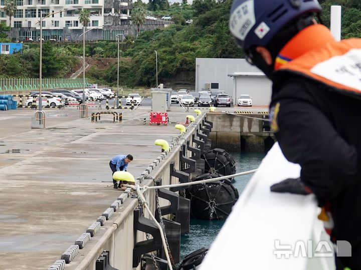 [제주=뉴시스] 10일 오전 제주 서귀포시 화순항에서 서귀포해양경찰서 5002함이 출항 준비를 위해 홋줄을 걷고 있다. 2024.10.13. oyj4343@newsis.com 