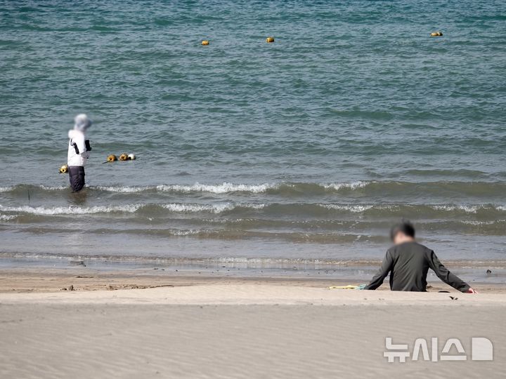 [제주=뉴시스] 오영재 기자 = 13일 오후 제주 이호테우해수욕장에서 방문객들이 가을 정취를 즐기고 있다. 2024.10.13. oyj4343@newsis.com