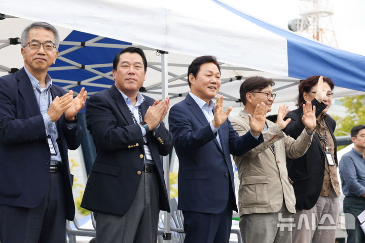 [창원=뉴시스]박완수(왼쪽서 세 번째) 경남도지사가 13일 오후 창원 중앙대로를 행진하는 문화다양성 축제 'MAMF(맘프) 2024' 문화다양성 퍼레이드 참가자들을 향해 손을 흔들고 있다.(사진=경남도 제공) 2024.10.13. photo@newsis.com