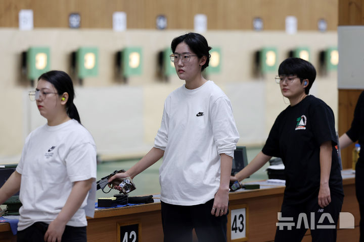 [창원=뉴시스] 김명년 기자 = 13일 오전 경남 창원시 창원국제사격장에서 열린 제105회 전국체육대회 사격 여자 일반부 10m 공기권총 본선에서 양지인이 경기를 치르고 있다. 2024.10.13. kmn@newsis.com