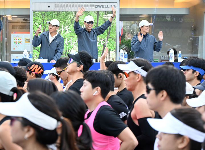 [서울=뉴시스] 오세훈 서울시장이 13일 오전 서울 중구 청계광장 앞 세종대로에서 2024 서울달리기에 참가한 선수들을 격려하고 있다. 2024.10.13. photo@newsis.com *재판매 및 DB 금지