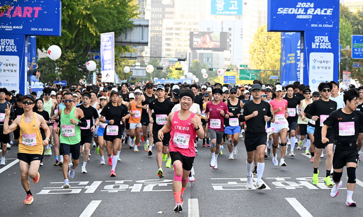 [서울=뉴시스] 13일 오전 서울 중구 청계광장 앞 세종대로에서 열린 2024 서울달리기에 참가한 선수들이 힘차게 달려나가고 있다. 2024.10.13. photo@newsis.com *재판매 및 DB 금지