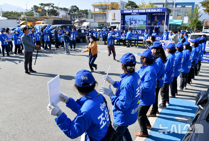 [곡성=뉴시스] 변재훈 기자 = 10·16 재보궐선거를 사흘 앞둔 13일 오전 전남 곡성군 곡성기차마을전통시장 앞에서 더불어민주당 조상래 곡성군수 후보와 유세단이 군민들에게 지지를 호소하고 있다. 2024.10.13. wisdom21@newsis.com